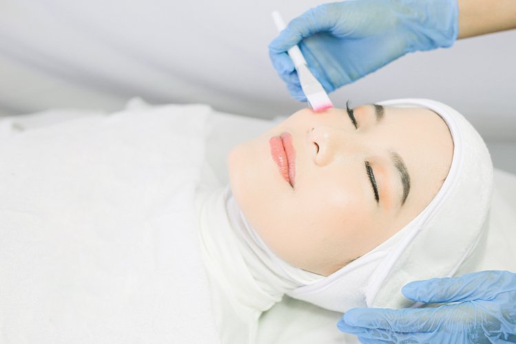Peeling Brightening: Pengertian, Manfaat dan Cara Kerjanya untuk Kulit Cerah